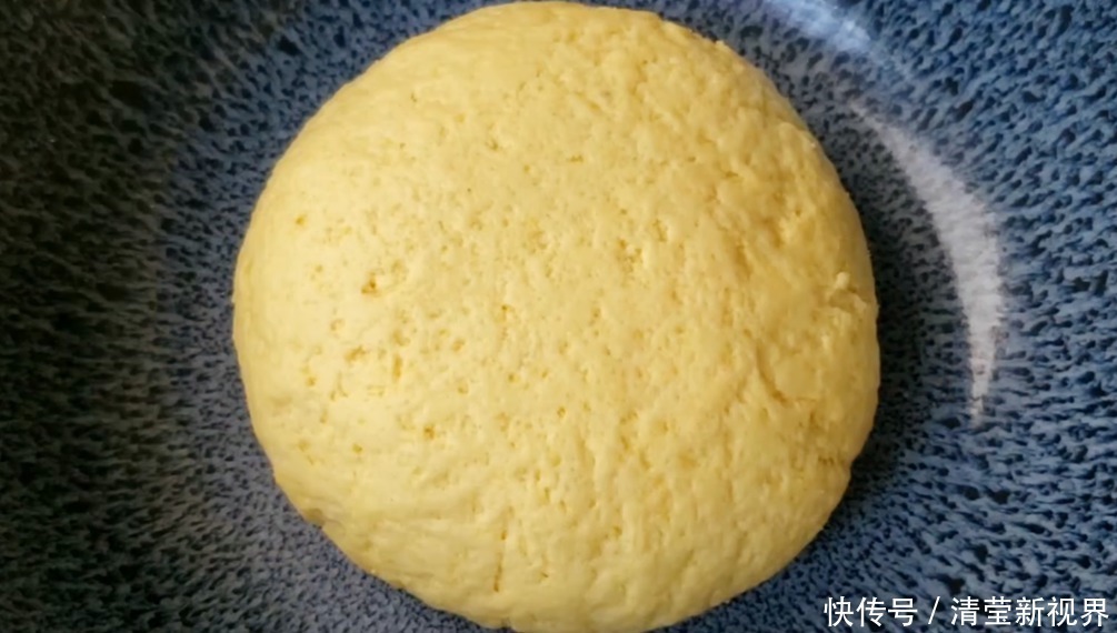 小米别再熬粥了,加2个鸡蛋,简单一做,营养又美味,出锅抢着吃