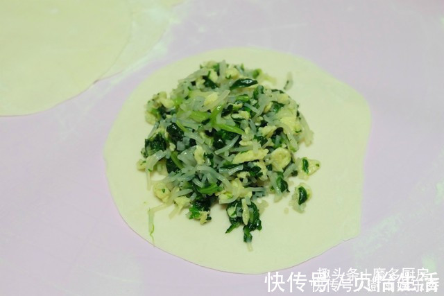 菜盒子薄皮大馅特好吃,面粉不用开水烫,放多久都不会硬!