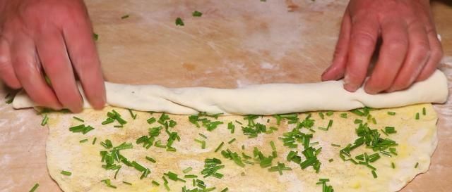  比买|教你做家常葱花饼，不用油酥，个个美味又起层，比买的都好吃