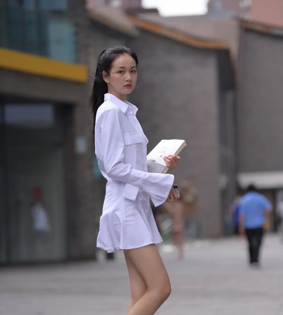 美丽 能凸显清新又干净的穿搭,自信而美丽,带来非比寻常的气质美