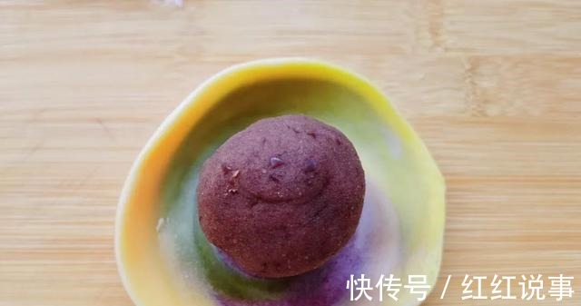 酥皮月饼|中秋来点不一样的,五彩月饼颜值高,酥软不腻味道好!