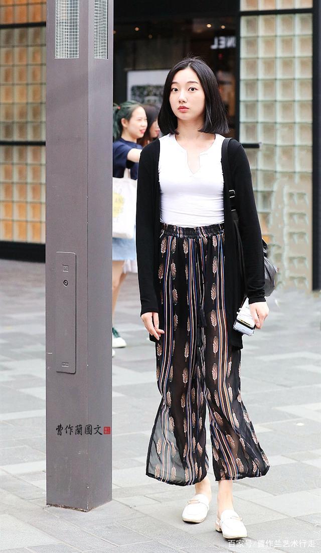 仅仅是多了一道开气,美女的长裤就穿出新感觉,时尚就是拼细节