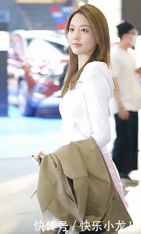 魅力|白色连帽衣搭粉色短裙,诠释了时尚的魅力