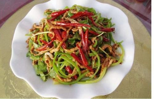  美食优选：啤酒串串虾，家味宫保鸡，小炒蟹味菇，香辣肉丝的做法