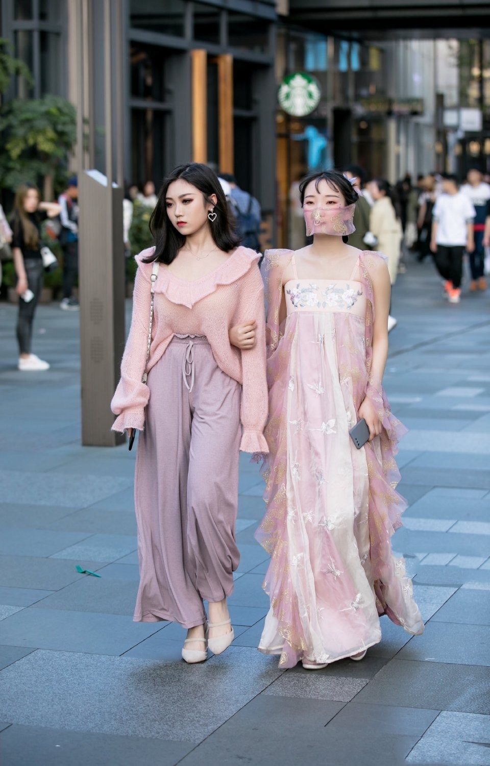 外套|酷酷的短发小姐姐,黑色长裙配黑色外套,感觉被撩到了