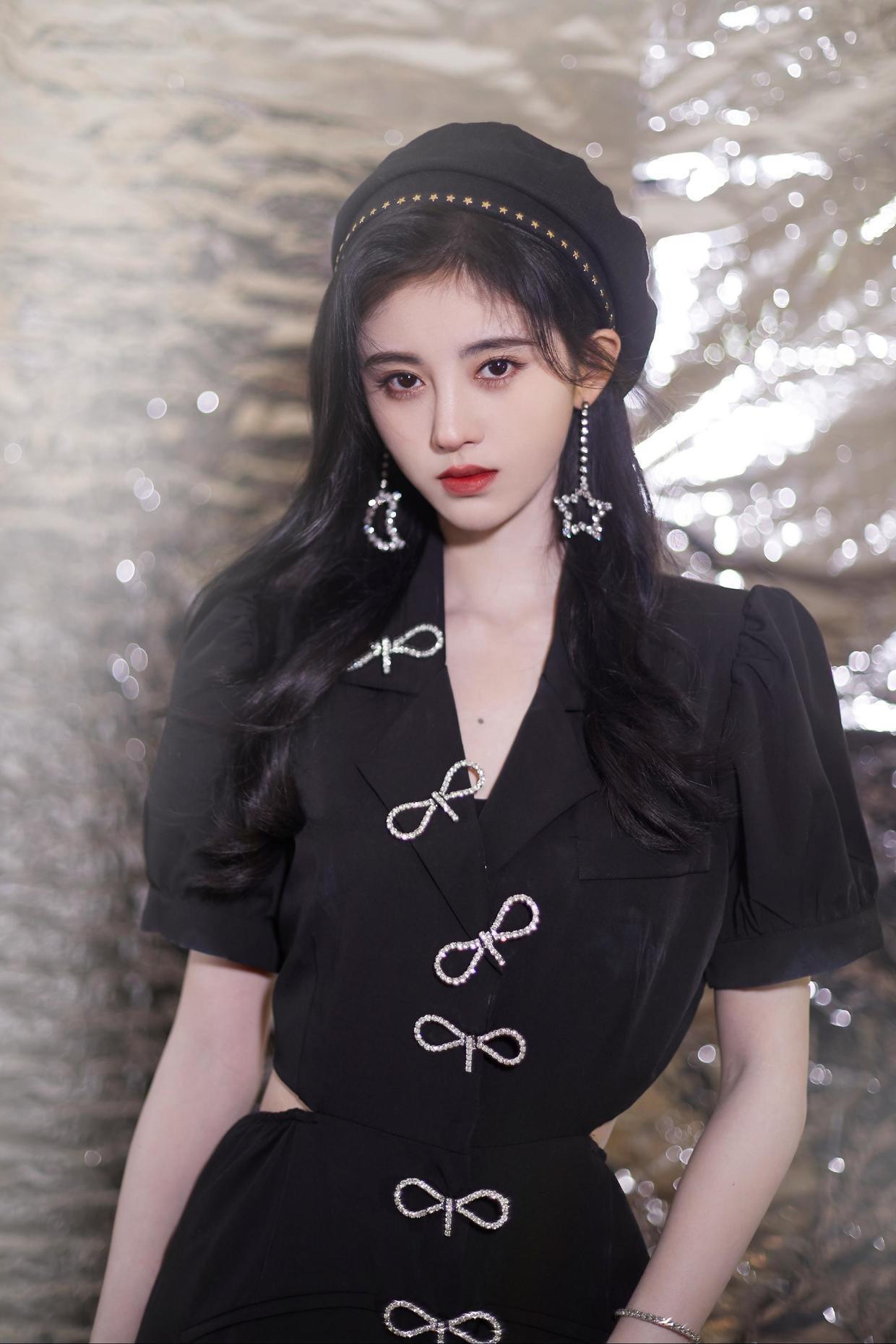 贵妇范|伏明霞“阿姨辈”最有贵妇范的，穿拼接连衣裙出席活动，高贵优雅