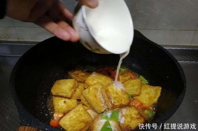 豆腐最简单的做法,裹上蛋液煎着吃,不易碎还很脆