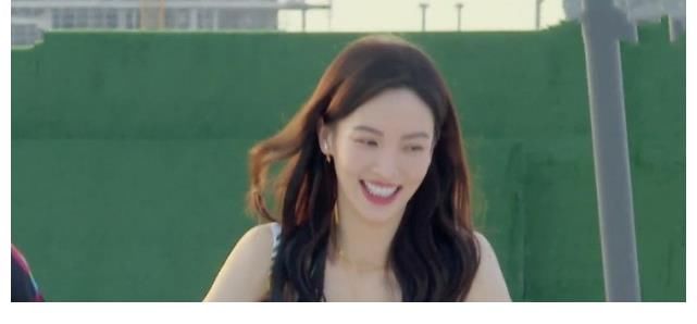 姐妹花|金晨不講衛生？用餐廳的筷子簪發，黃曉明態度讓人不由得羨慕baby