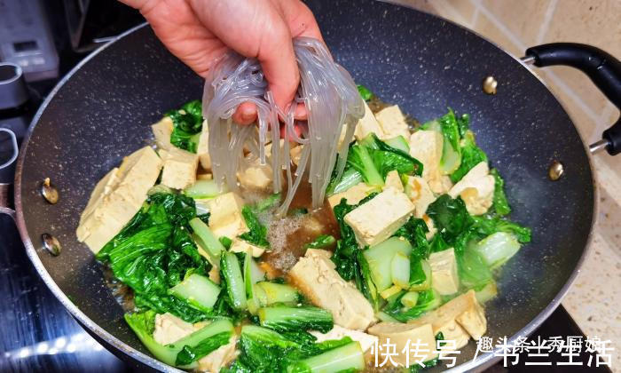 秋天|秋天，宁可不吃肉，此碱性蔬菜要多吃，钙含量极高，炖豆腐超级香