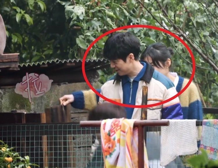 張藝興去雞窩掏雞蛋，看到張子楓的舉動，變開朗了還變調(diào)皮了