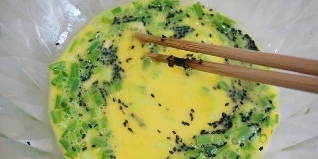 还是老妈这样做的鸡蛋饼好吃,美味又营养,一口气就吃了10张