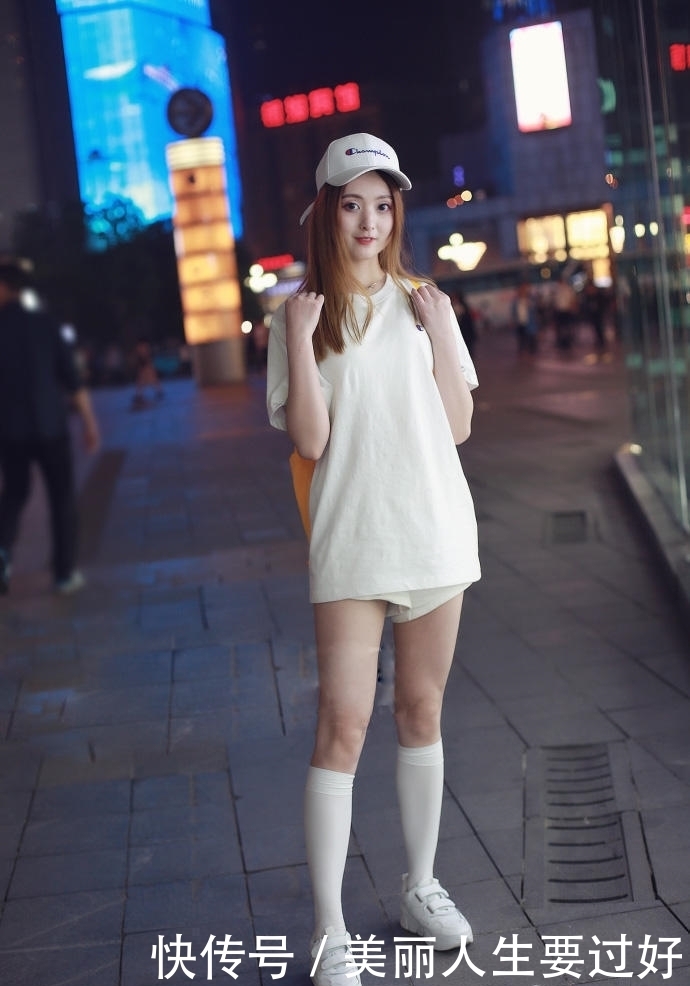 街拍:时尚性感的妹子,性感时尚搭配起来干净整洁!