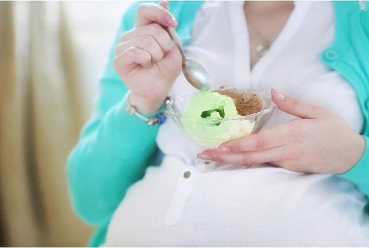 妈妈们|孕妈妈“偷吃”雪糕，胎宝会有什么反应？他们的表现有点“萌”