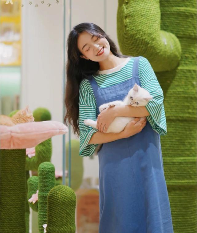 搭配|秋季,紫色卫衣搭配牛仔裤背带裤俏皮可爱,可咸可甜,适合小个子