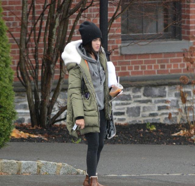 看上去非常|露西海尔穿无痕裤戴黑色毛线帽变潮流小少女, 太显年轻了