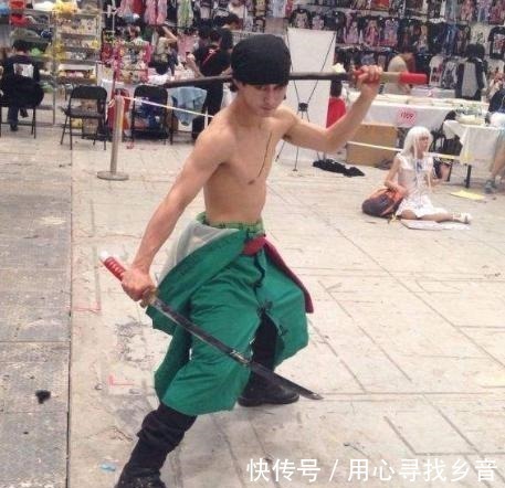 绿色|小哥为cos海贼王索隆,将头发染成了绿色,女友看到后爱上了