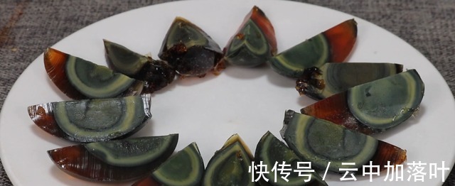 做法|茄子和皮蛋这个创新做法火了，我们家百吃不厌，招待客人有面子！