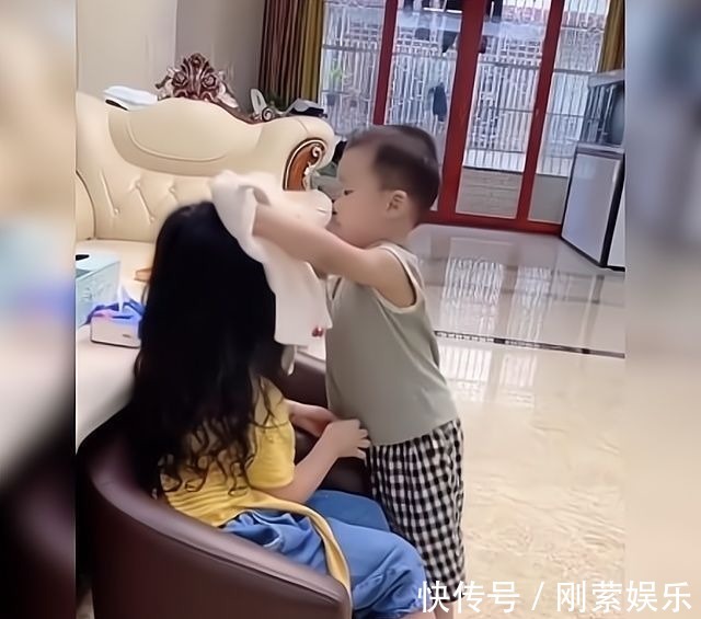姐姐|弟弟“伺候”刚洗完澡的姐姐火了,网友:让姐姐收拾得明明白白的