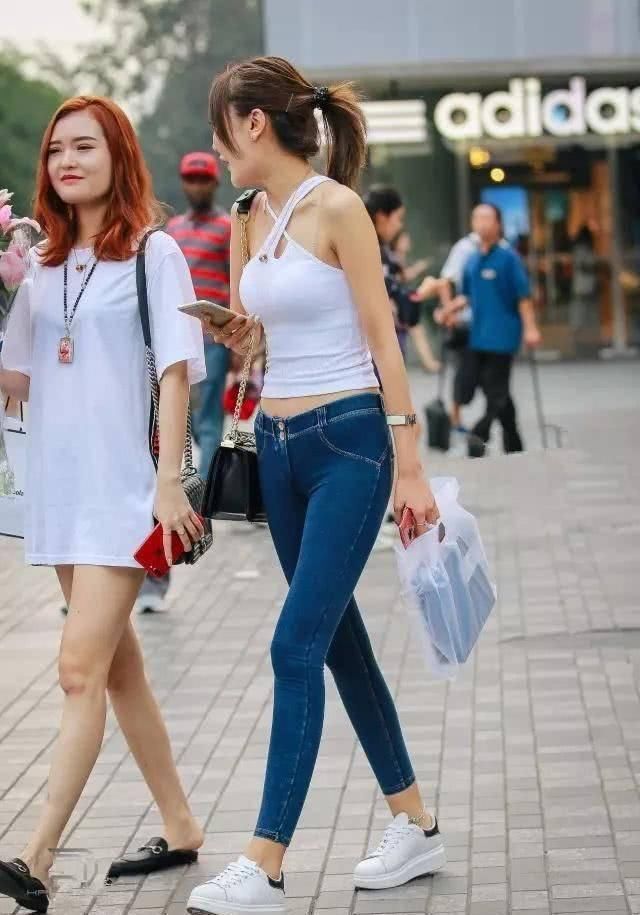 美女|街拍美女个性吊带穿搭时尚紧身裤,走在街上吸引了众多目光