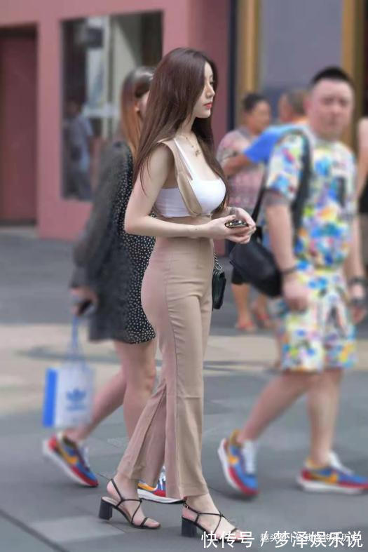 长裤 小情侣逛街,女孩白色吊带搭配卡其色长裤,清爽有魅力