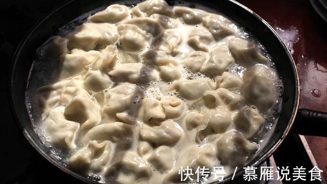 煮饺子时，不要中途加冷水，记住多放2样，饺子完整筋道不发粘