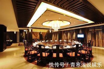 阿明#饭局上,有这2个细微动作的人,说明城府太深,别深交,能避则避