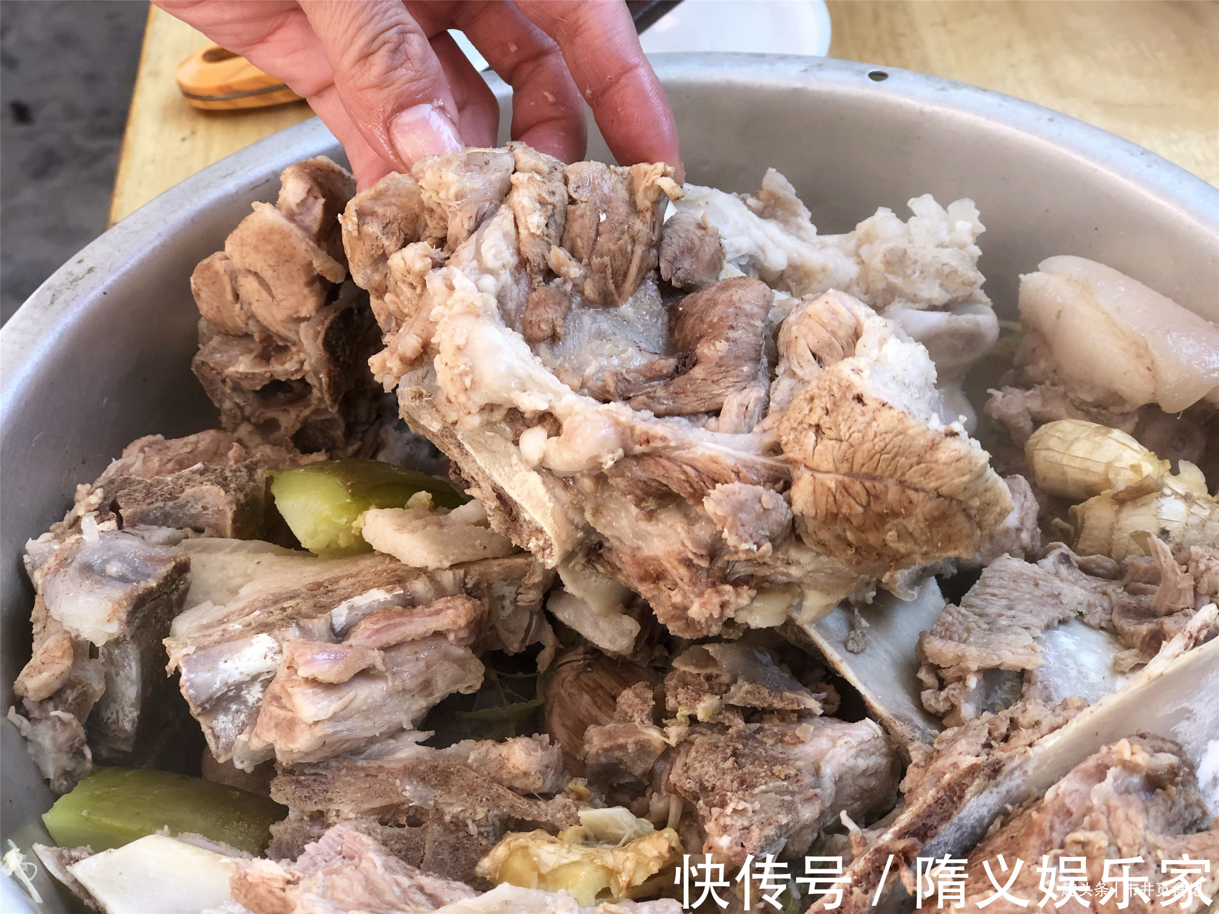 焯水|煮排骨大骨头时,记住“3用2不放”,肉香腥味小,汤白味道鲜