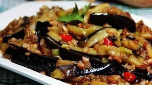 现在才晓得,炒茄子不能先放油,大厨教你1招,不发黑也不吸油