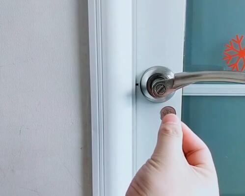 师傅|卫生间门被反锁别着急请开锁师傅，只需一枚硬币，几秒钟轻松打开