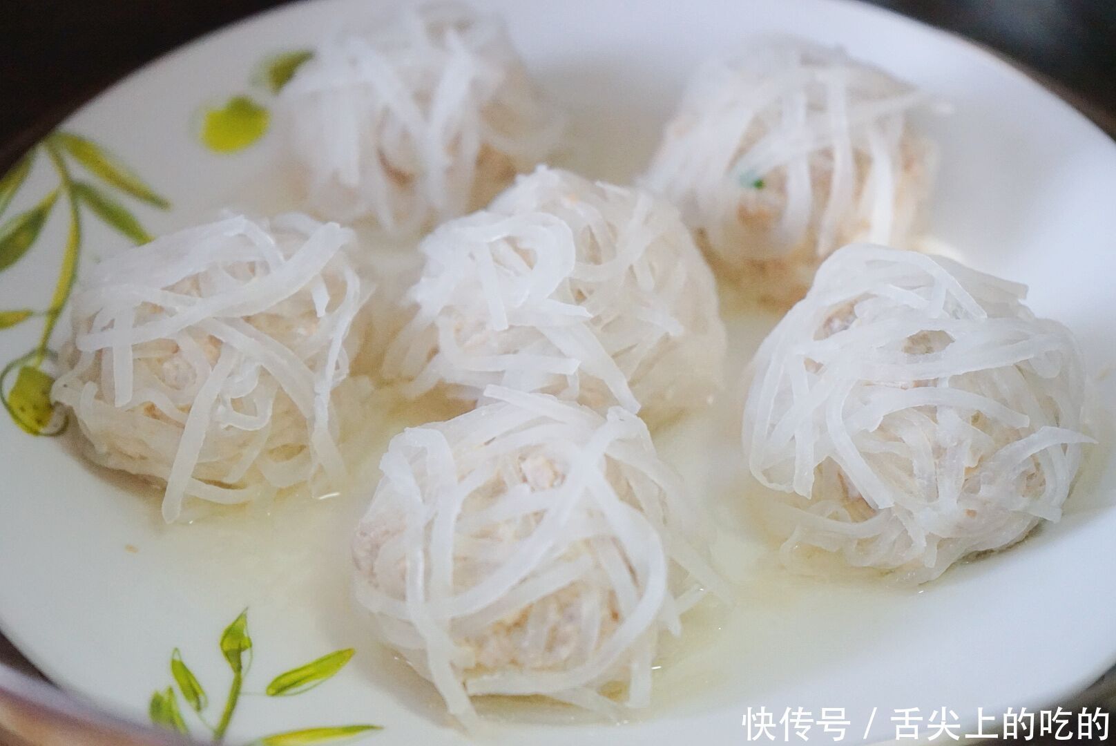 冬季时令菜,属白萝卜最清脆,做成水晶肉丸,香而不腻老少都爱吃