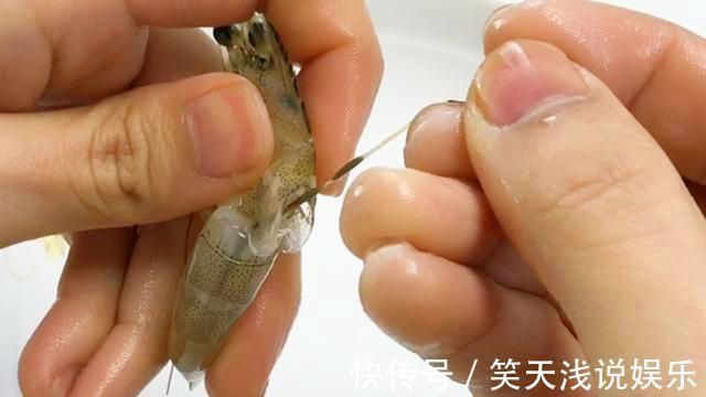 去虾线，用牙签就错了！海鲜店老板偷偷教我一招，厉害了