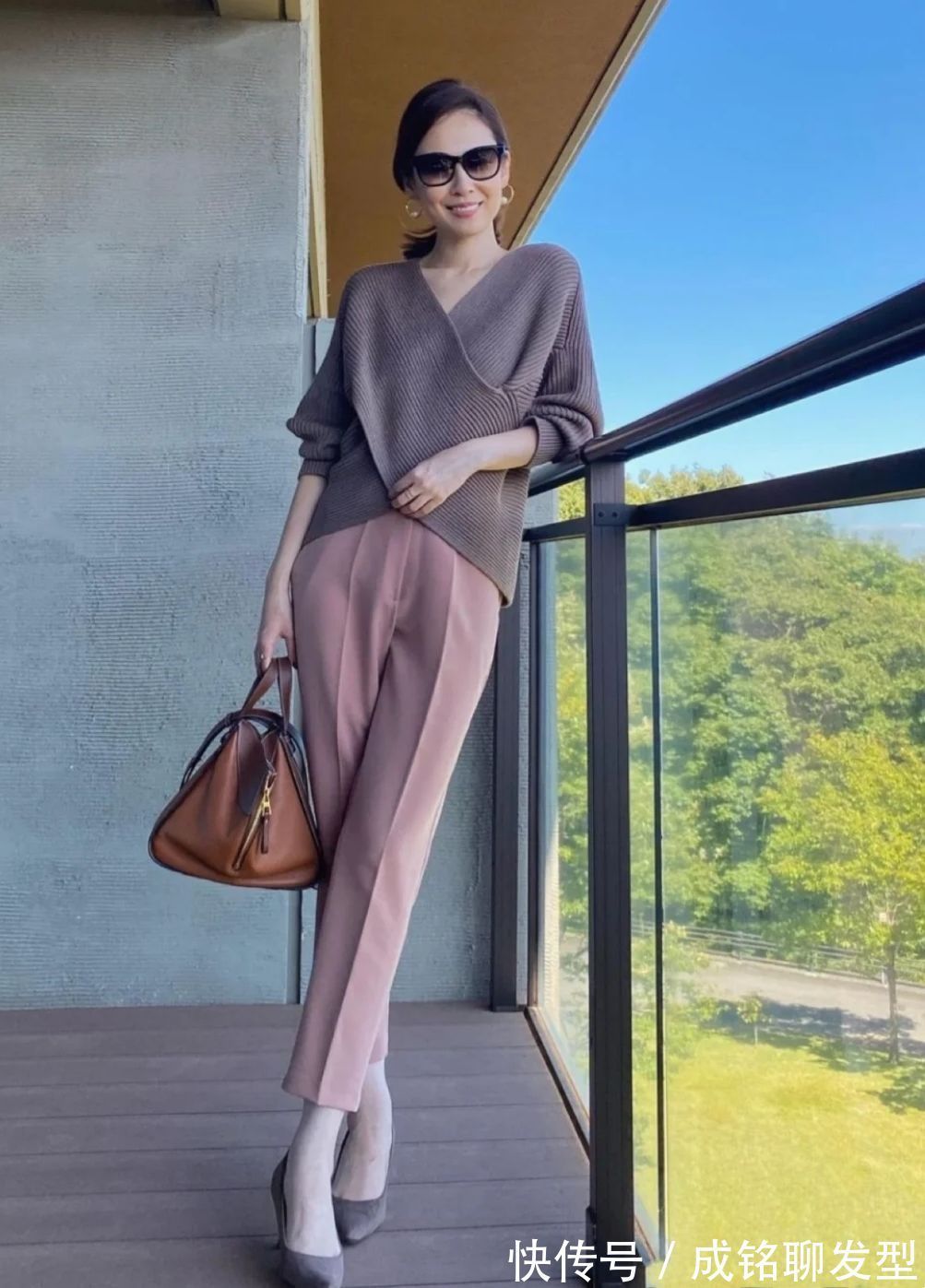 高跟鞋|建议四五十岁的女人多穿九分裤,毛衣大衣随便配,显瘦显高又大气