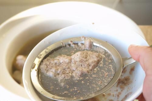 煮猪肚汤,别只会焯水,用上这1招,猪肚汤又香又白,还无异味