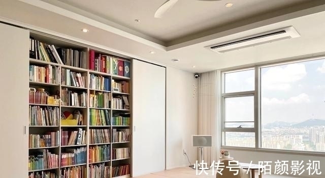 客厅|156㎡把客厅当作中心,简单摆放2件家具,宽敞空旷从孩子需求出发