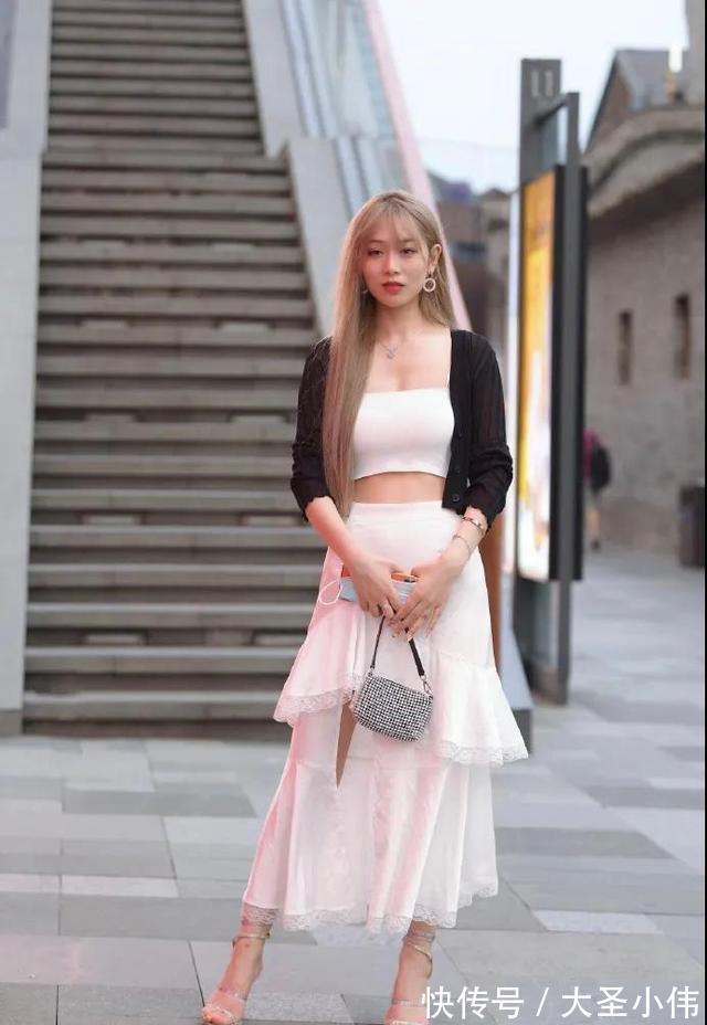 街拍 美女街拍:白与黑,性感成熟又青春,这样的小姐姐多来几打!