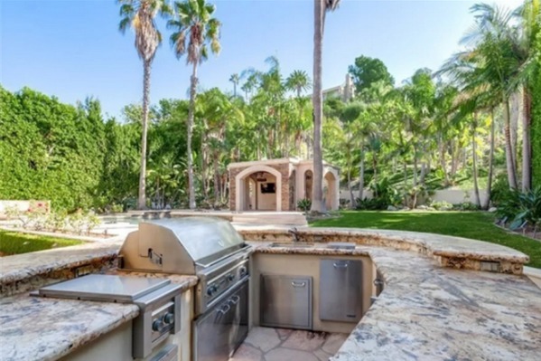 美國(guó)|董卿美國(guó)6000萬(wàn)豪宅曝光!800多平大別墅,室外還有露天廚房