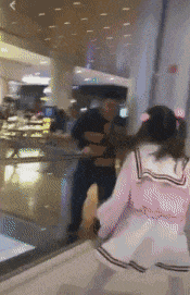 |搞笑GIF：好玩是好玩 就是有点费舌头