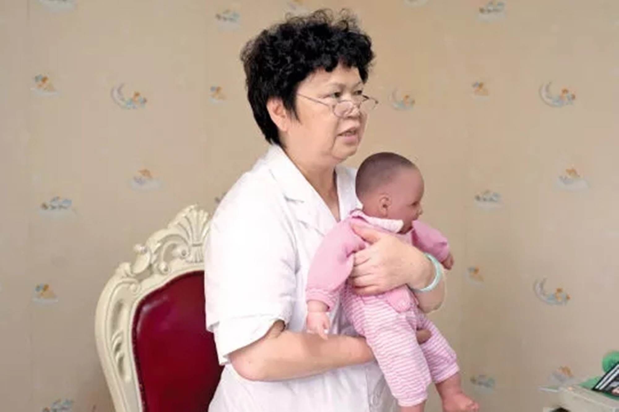 姿势|宝爸第一次抱娃,奇怪的姿势又增加了,奶奶:抱个炸弹也不过如此