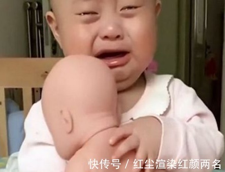 娃娃|宝妈告诉儿子给他生了个弟弟,儿子看着手中的“弟弟”,反应真逗