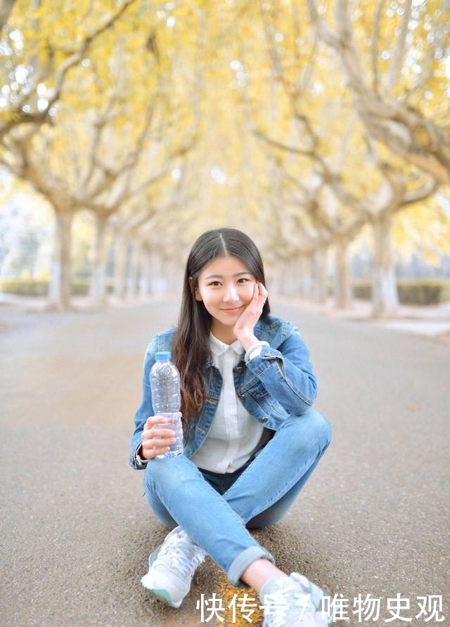 穿上紧身牛仔裤：展现女性修长的双腿，凹凸有致的身材曲线