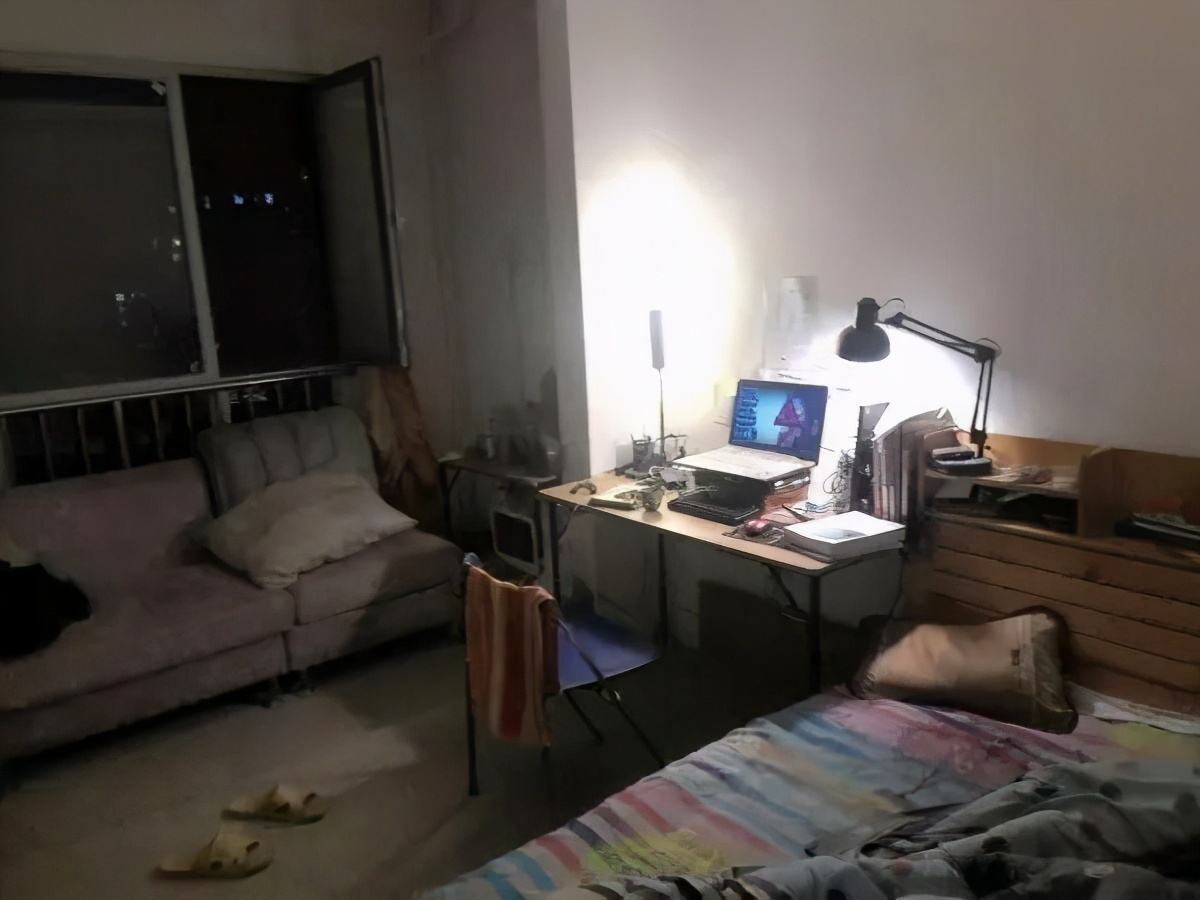 装修|因生活所迫没钱装修,该男子入住毛坯房5年,同事被“惊艳”到了