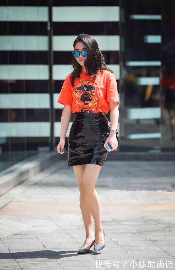 小姐姐|街拍:小姐姐脚上一双深紫色的尖头高跟鞋搭配起来不仅显高,还显气质