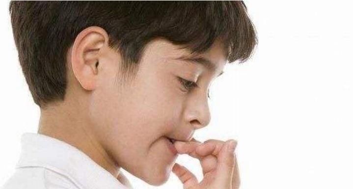 肠胃疾病|3岁小男孩爱啃指甲,妈妈紧急纠正,奶奶:不就吃个手,有啥要紧