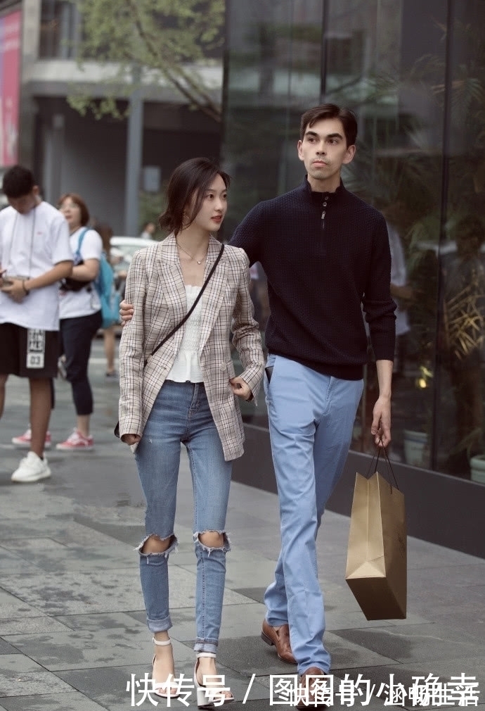 紧身|街拍:女孩穿着紧身短裙,一头黑色长发,有种邻家女孩的气质!