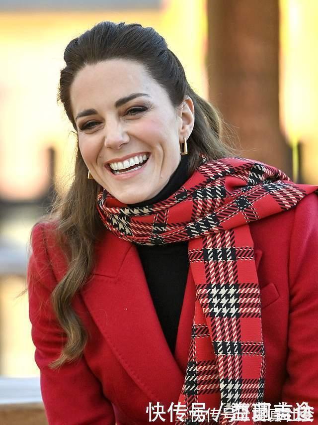 大衣 凯特总算让人眼前一亮!穿中国红大衣示范圣诞穿搭,换了发型超美