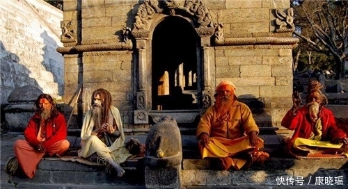 种姓制度|印度苦行僧:因为梦高举右臂47年,如今手臂固定在肩上,无法转动