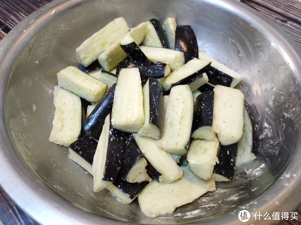 炒茄子,有人焯水,有人直接炒,大厨教你正确做法,不吸油更入味