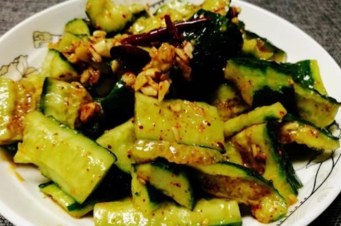 拍黄瓜时先放盐还是后放盐?大部分人做错了,难怪黄瓜一点也不脆