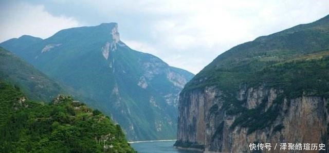 鬼神|李白很经典的一首诗，短短四句，后人评价惊风雨而泣鬼神