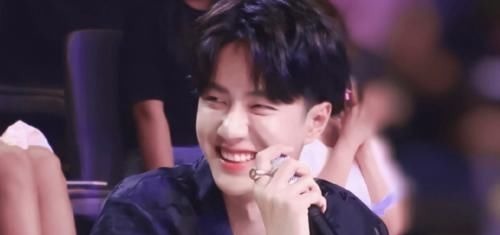 评委席|王一博太调皮被误会，“不满”选手砸话筒弹飞笔，藏在本后太可爱